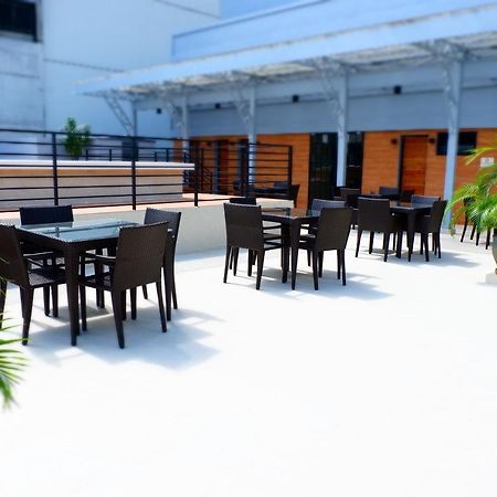 The Charter House Hotel Makati City Екстериор снимка