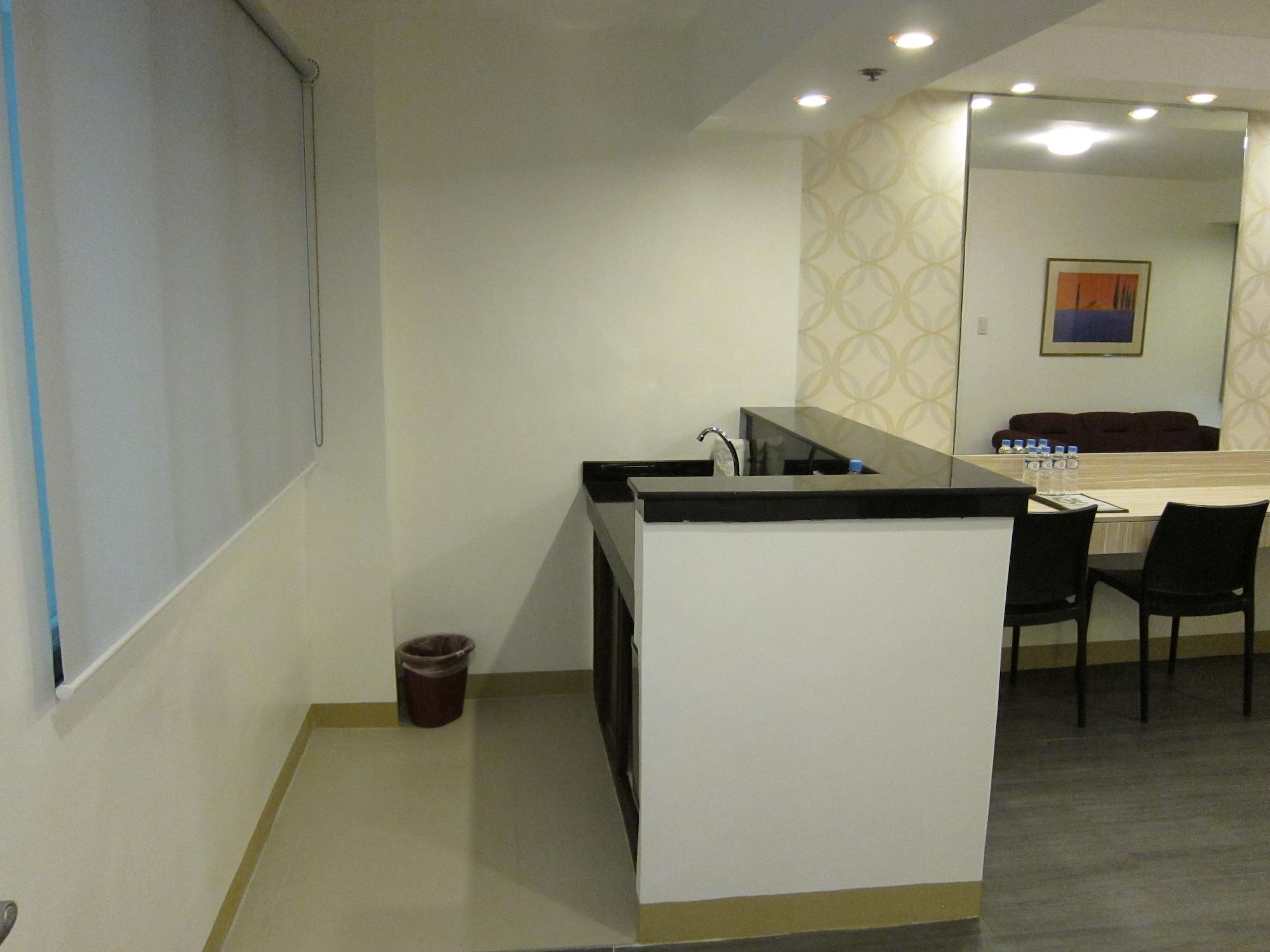 The Charter House Hotel Makati City Екстериор снимка