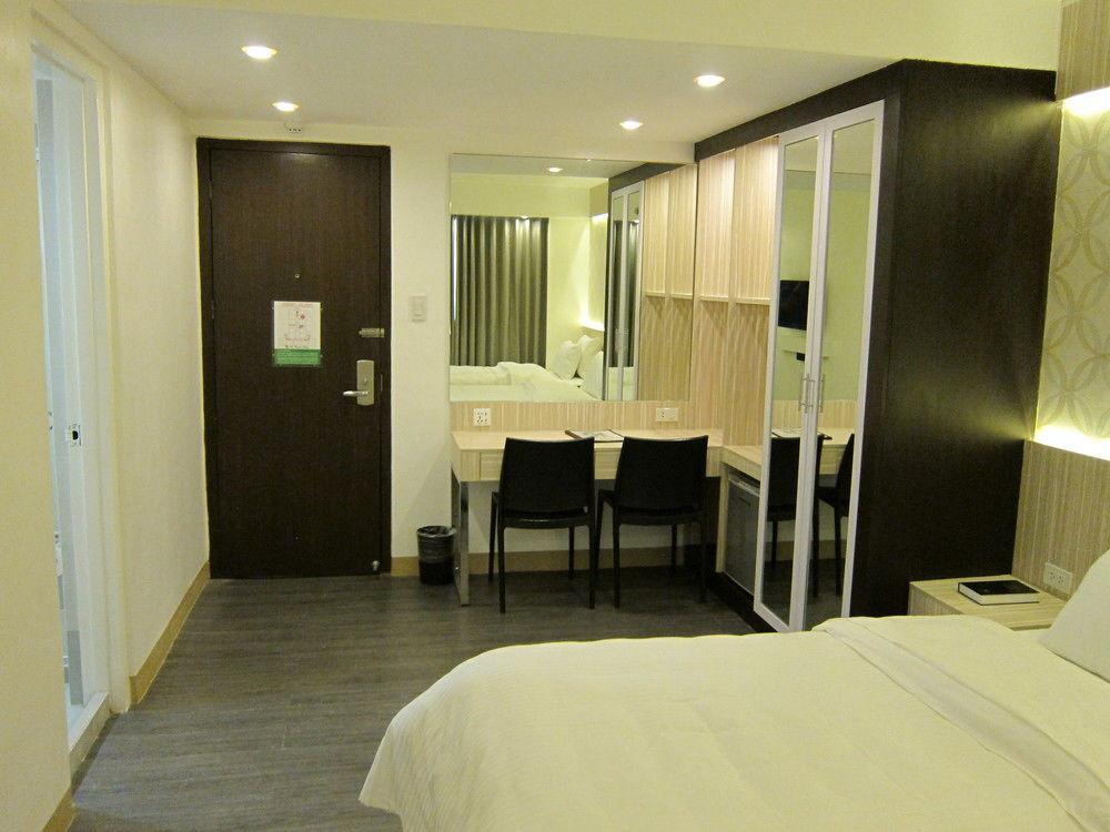 The Charter House Hotel Makati City Екстериор снимка