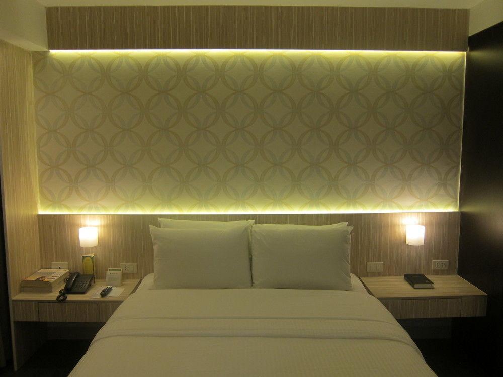 The Charter House Hotel Makati City Екстериор снимка