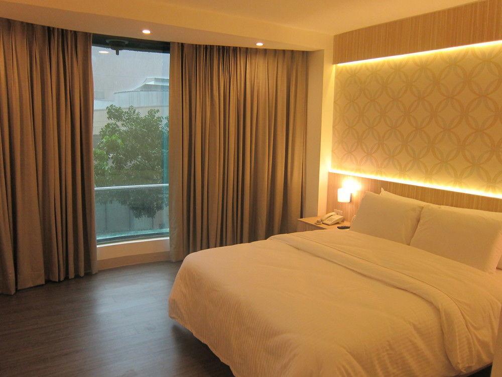 The Charter House Hotel Makati City Екстериор снимка