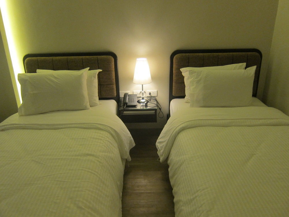 The Charter House Hotel Makati City Екстериор снимка