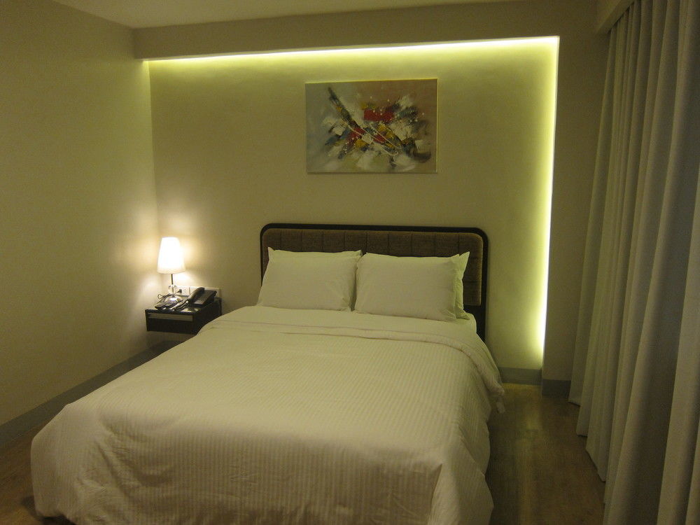 The Charter House Hotel Makati City Екстериор снимка