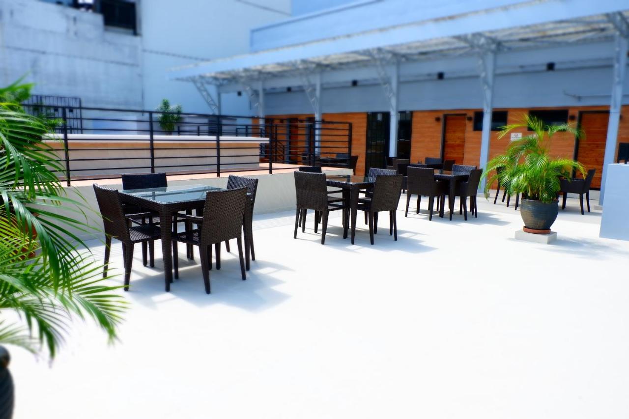 The Charter House Hotel Makati City Екстериор снимка