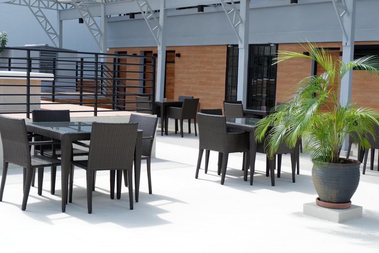 The Charter House Hotel Makati City Екстериор снимка